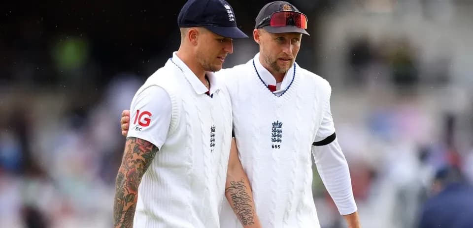 Dos jugadores de cricket de Inglaterra caminando juntos