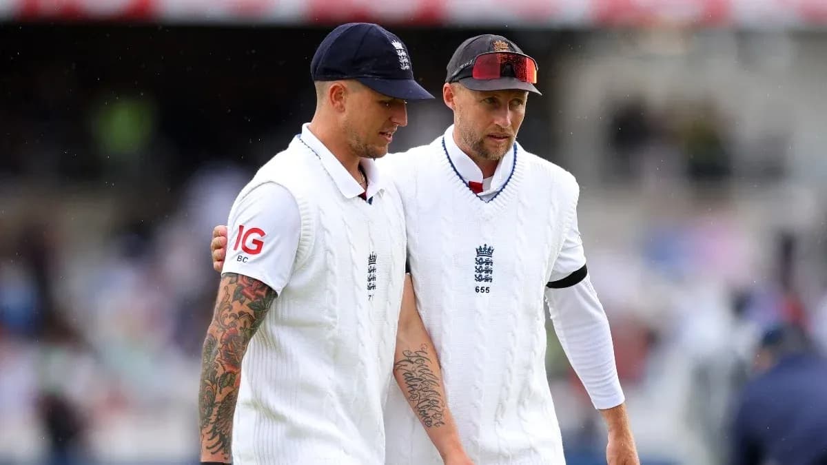 Dos jugadores de cricket de Inglaterra caminando juntos
