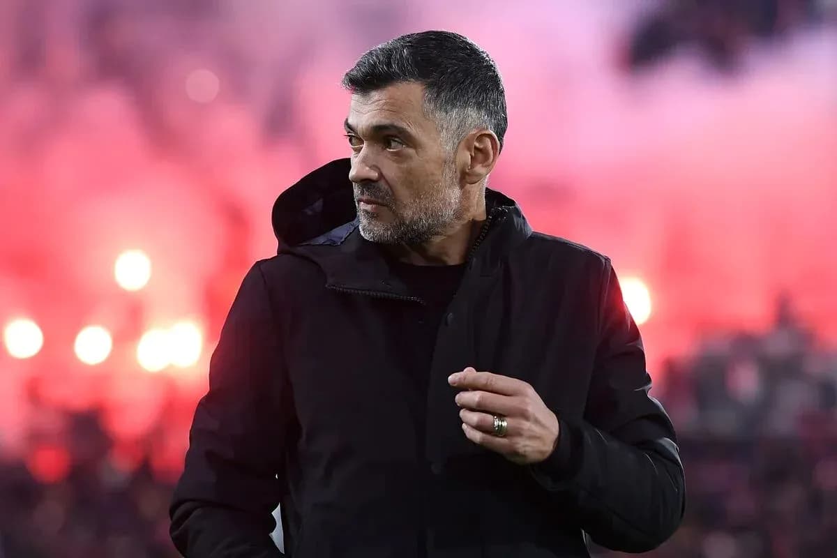 Entrenador en el campo con humo de fondo