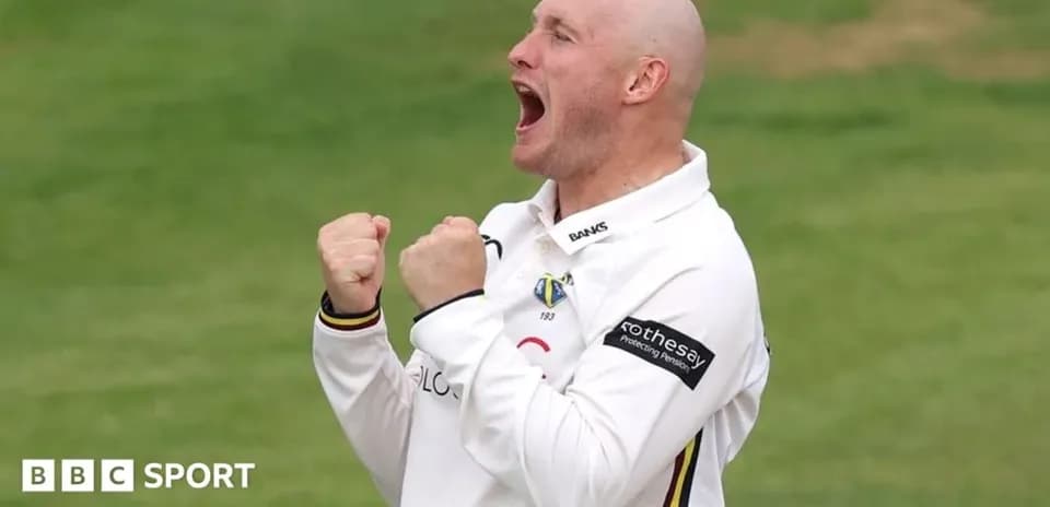 Jugador de cricket celebrando una victoria en el campo