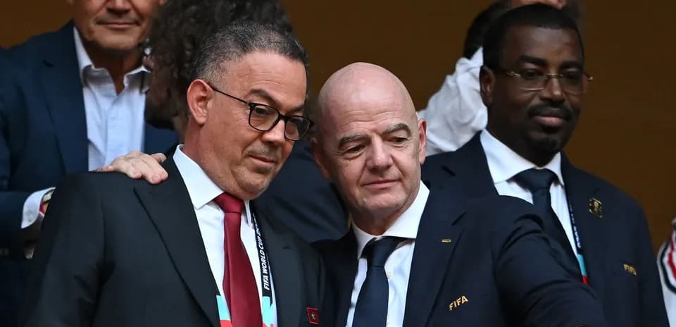 Funcionarios de FIFA observando un evento deportivo