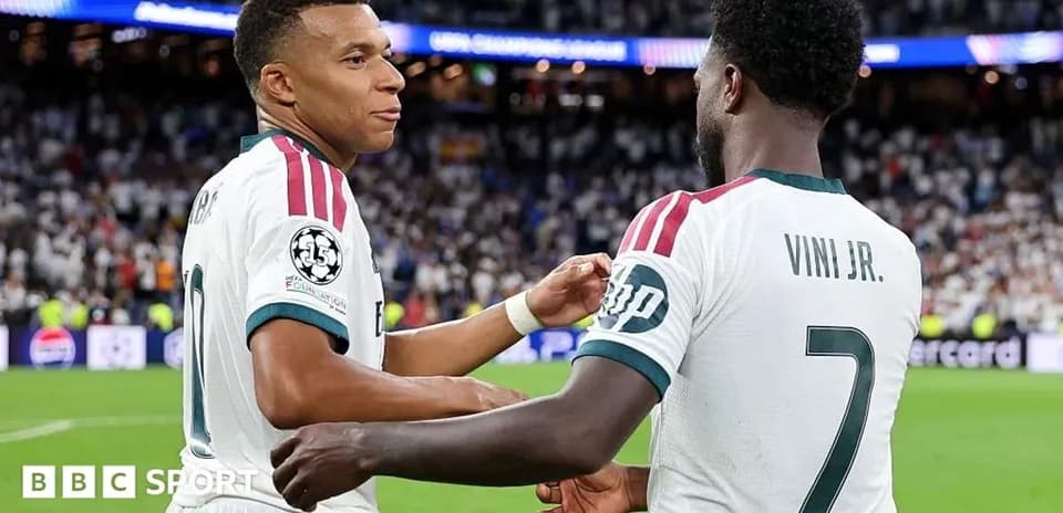 Mbappé y Vini Jr. celebrando en el campo