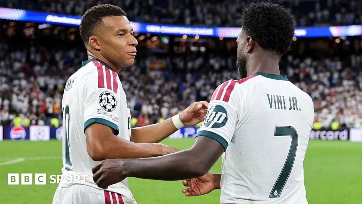 Mbappé y Vini Jr. celebrando en el campo