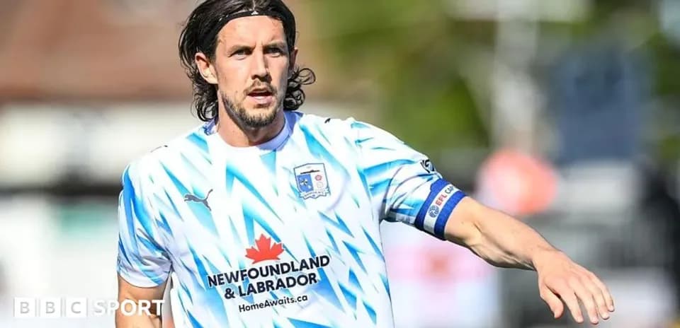 Jugador en acción con camiseta de colores claros