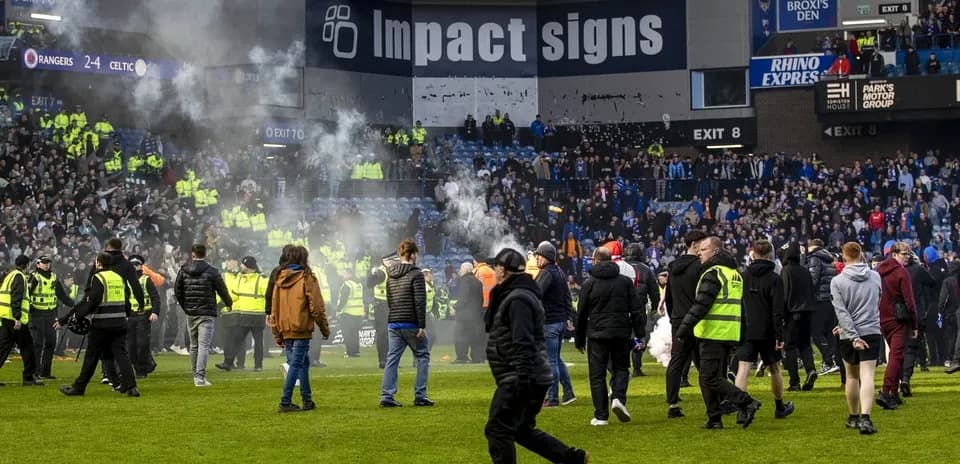 Aficionados en el campo tras un partido