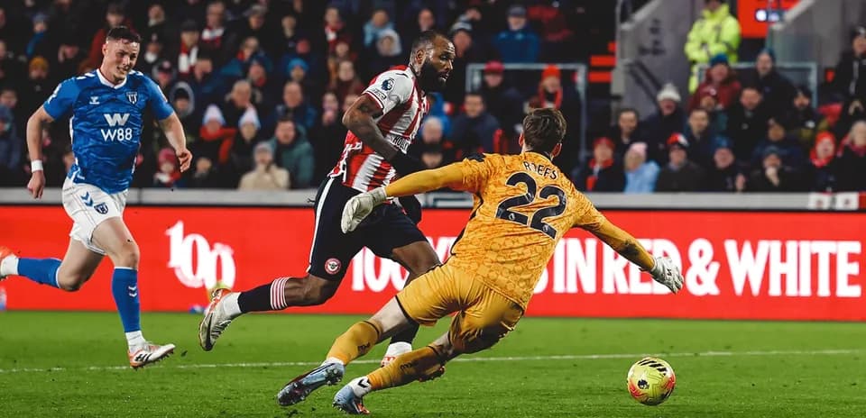 Jugador de Brentford frente al portero de Sunderland