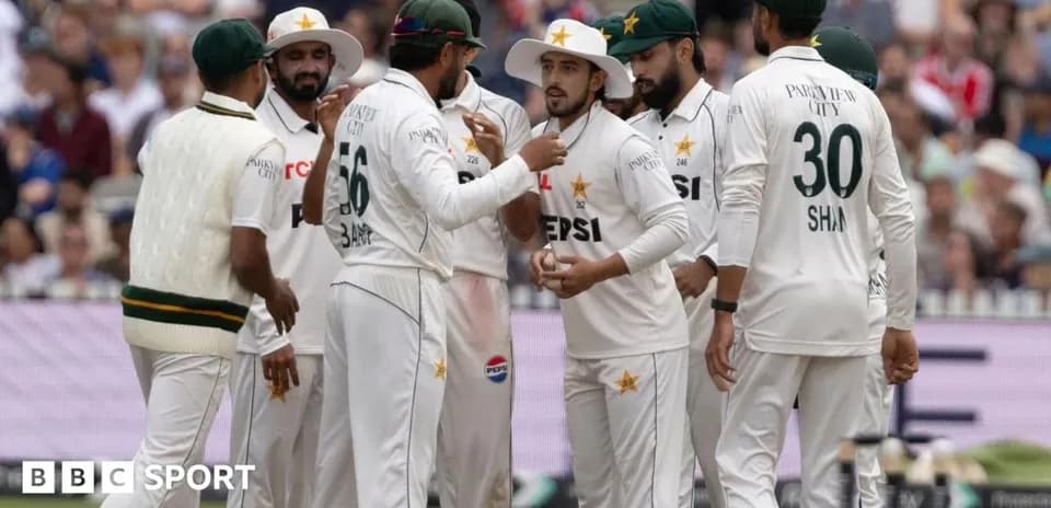 Jugadores de Pakistán celebrando una jugada en cricket