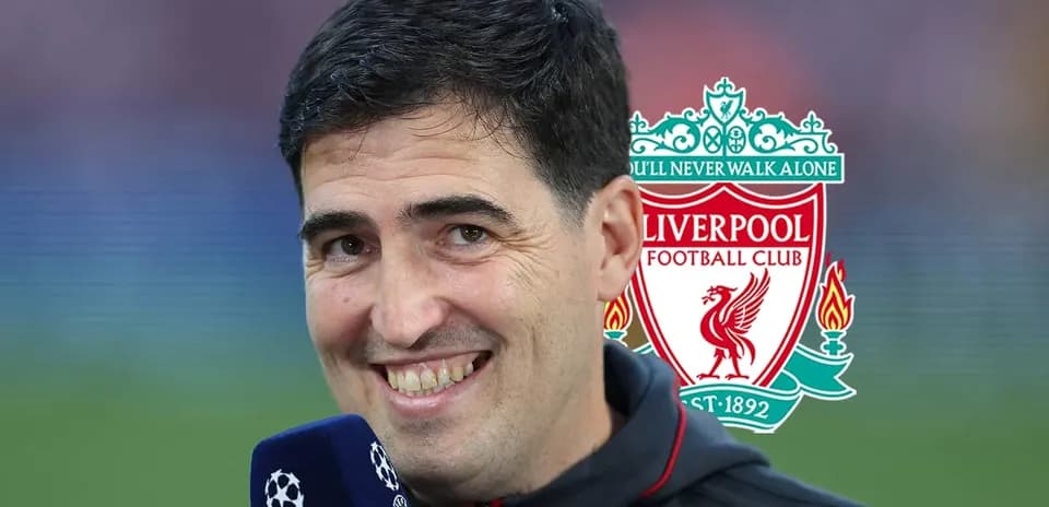 Entrevista de un comentarista con logo de Liverpool