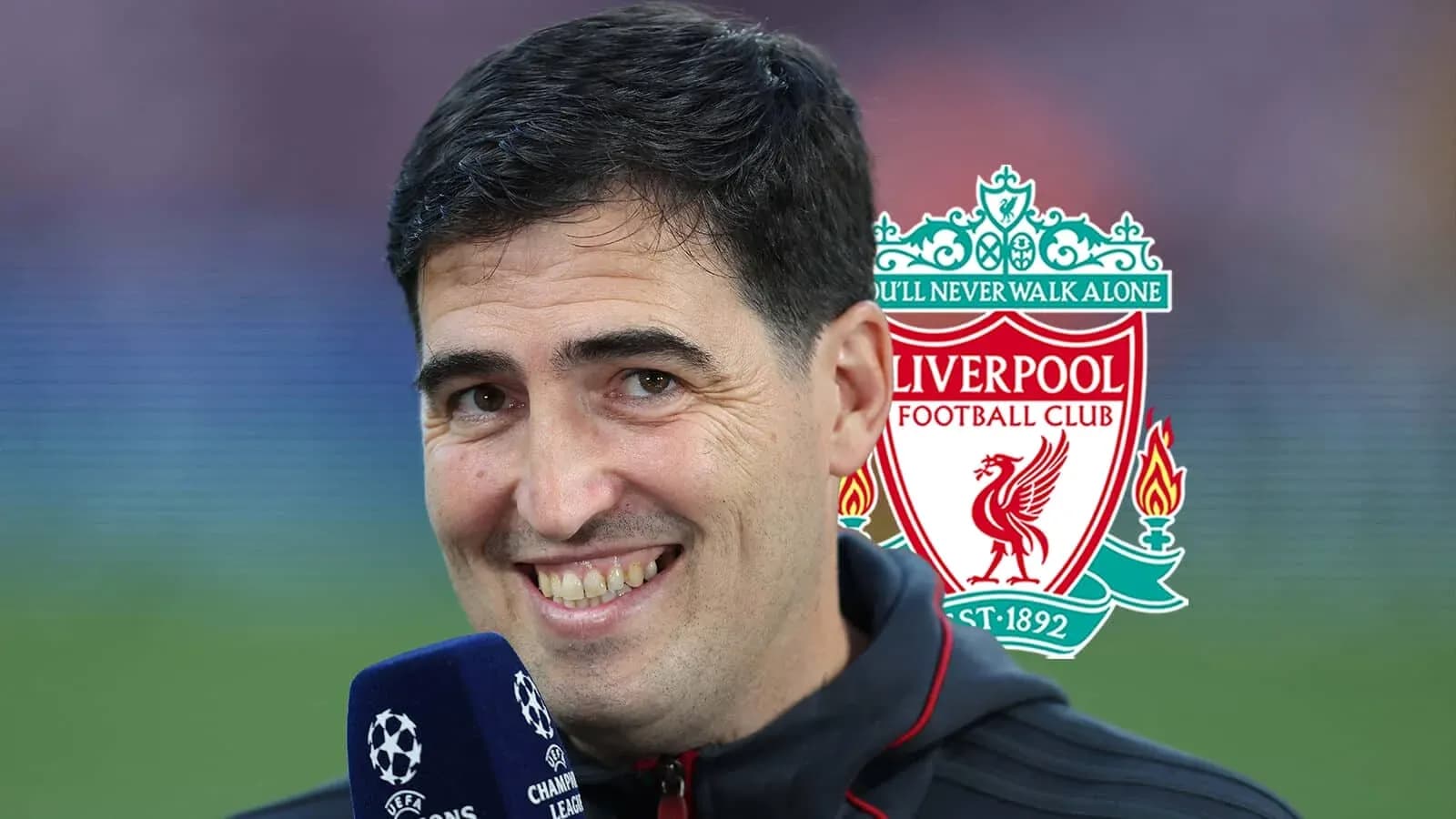 Entrevista de un comentarista con logo de Liverpool