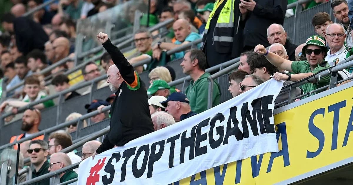 Aficionados sosteniendo una pancarta en el estadio