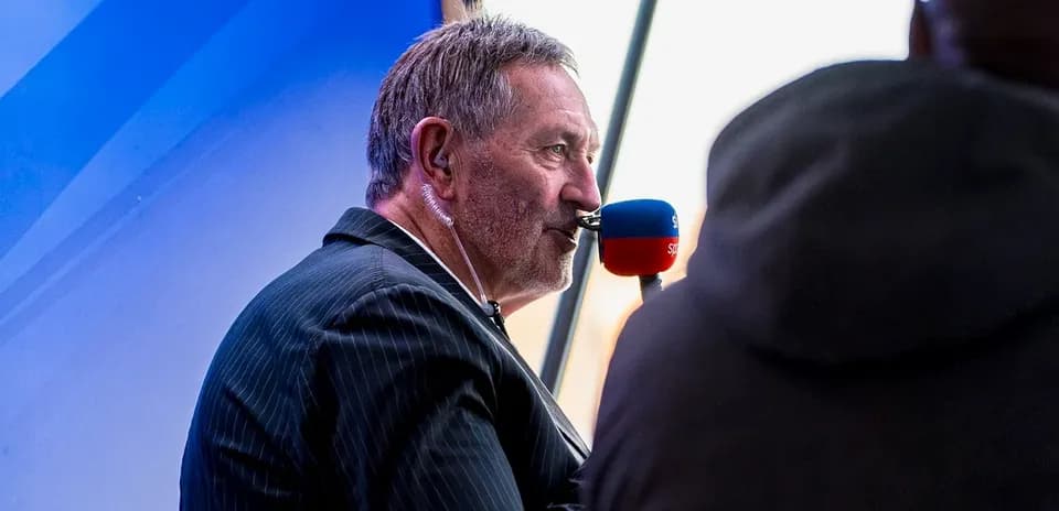 Hombre con micrófono hablando en un evento deportivo