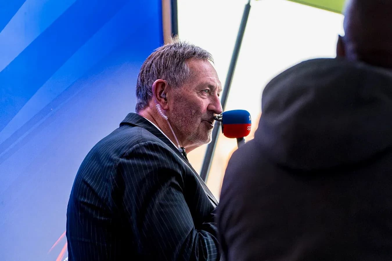 Hombre con micrófono hablando en un evento deportivo
