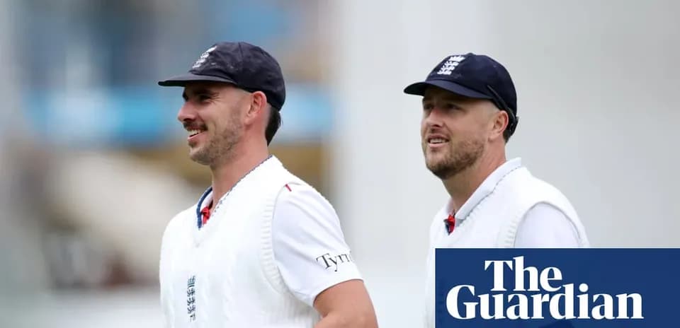 Jugadores de cricket de Inglaterra caminando por el campo