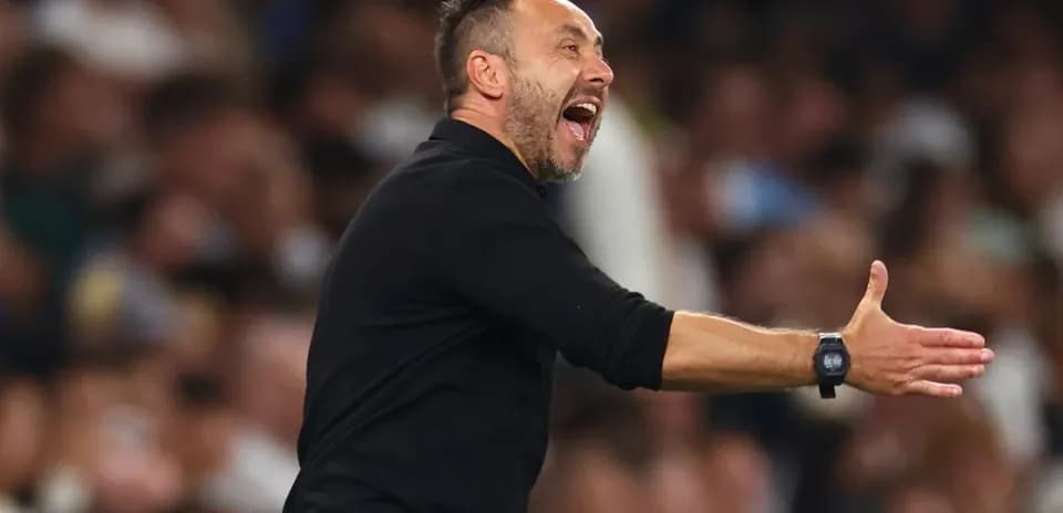 Entrenador dirigiendo a su equipo en el partido