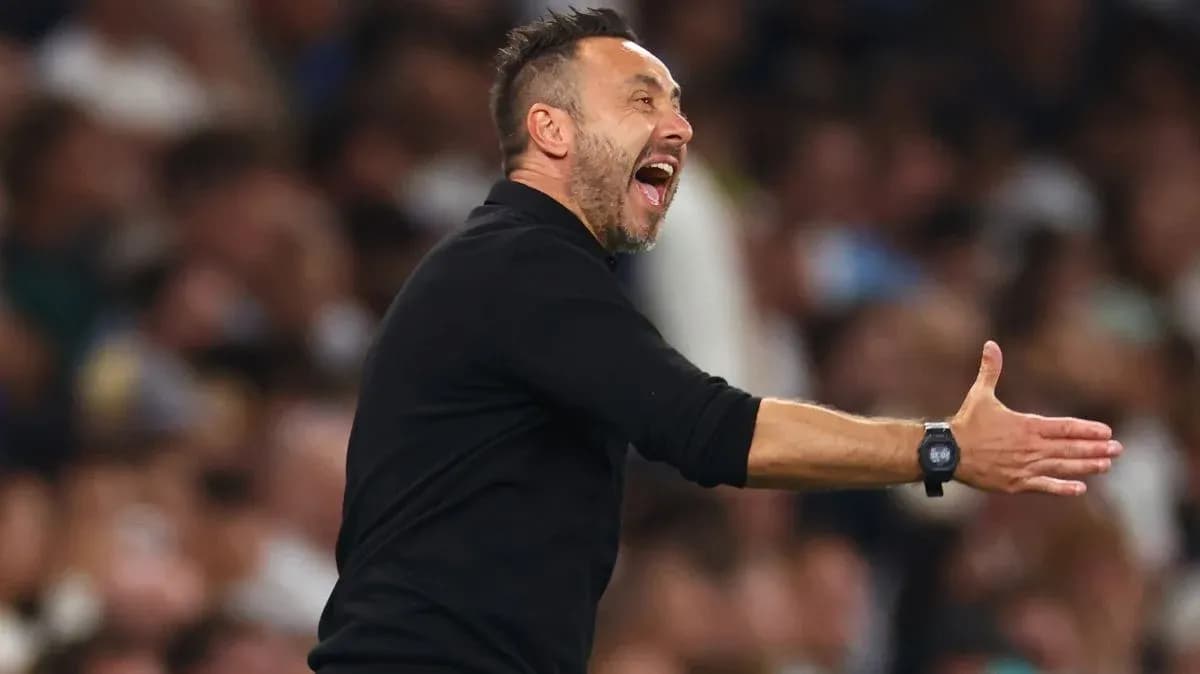 Entrenador dirigiendo a su equipo en el partido