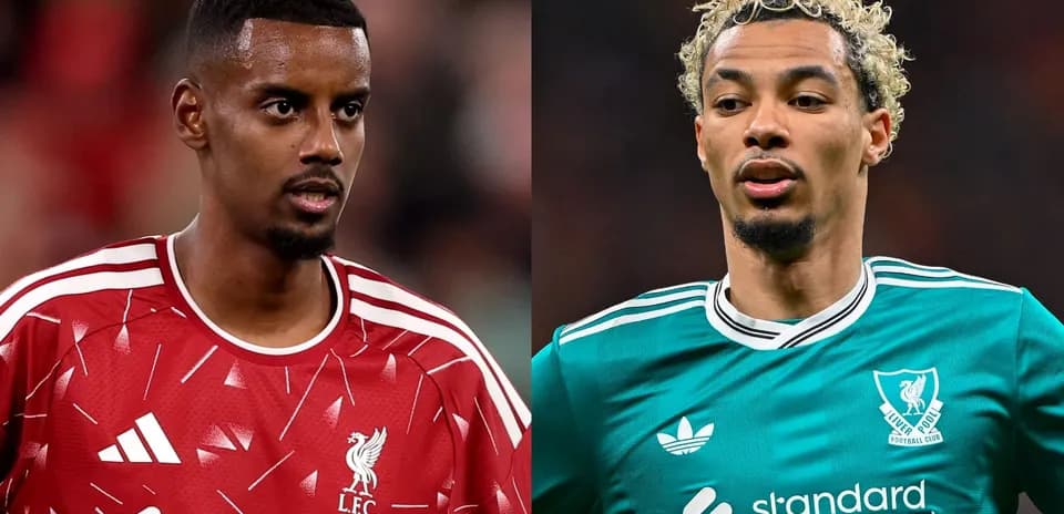 Dos jugadores de Liverpool en sus uniformes
