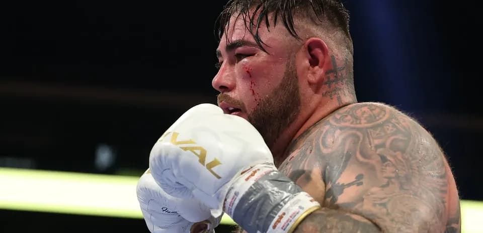 Boxeador con guantes y sangre en el rostro