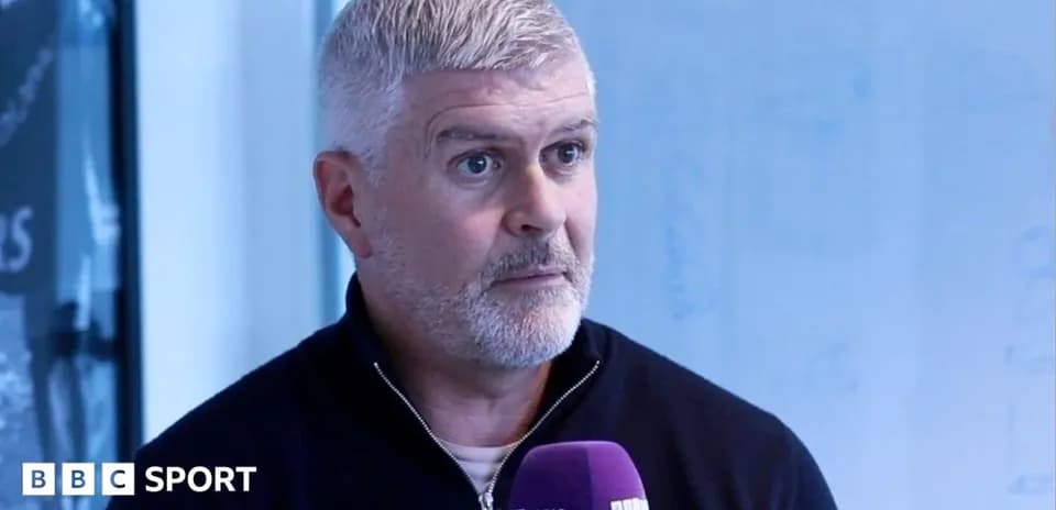 Hombre hablando en una entrevista de radio deportiva