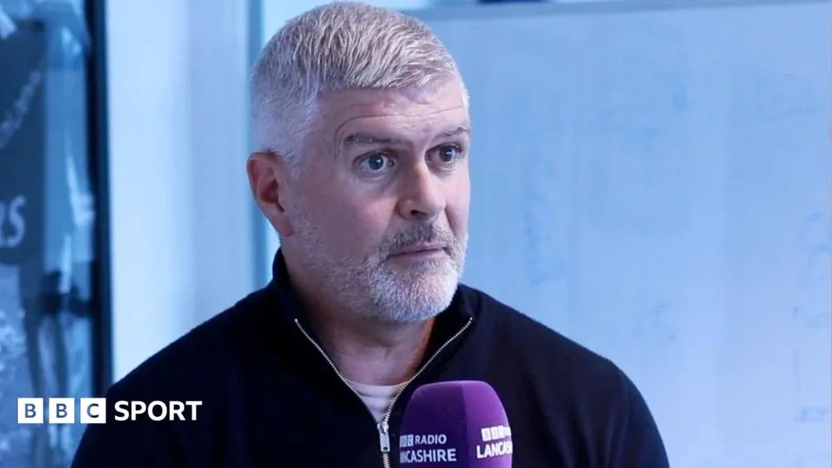 Hombre hablando en una entrevista de radio deportiva