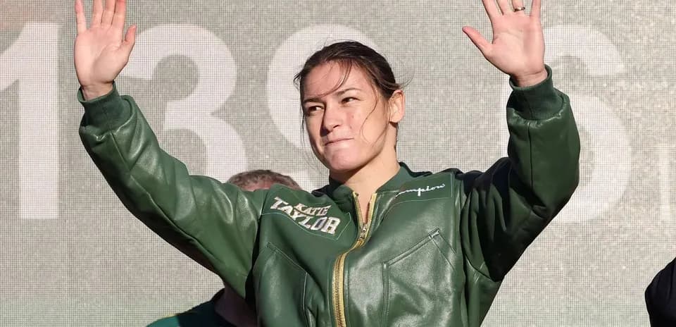 Katie Taylor saludando durante un evento público