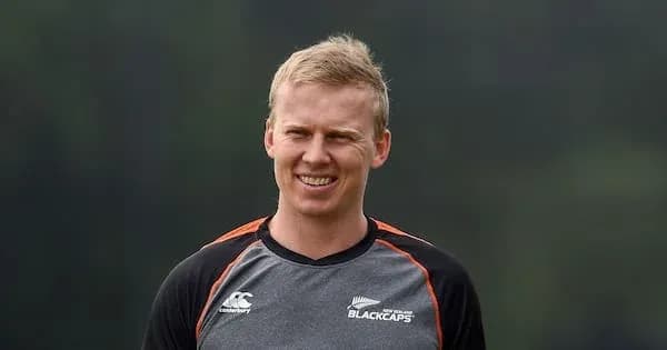 Jugador de críquet sonriendo durante entrenamiento