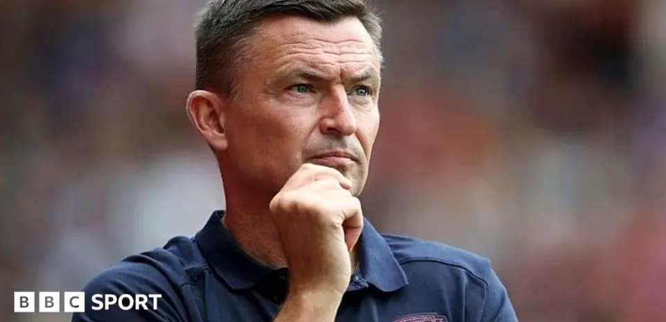 Entrenador pensativo durante un partido de fútbol
