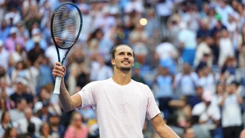 Jugador de tenis levantando la raqueta en celebración