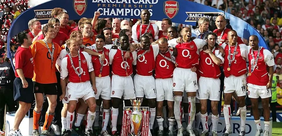Equipo de Arsenal celebrando su campeonato de liga