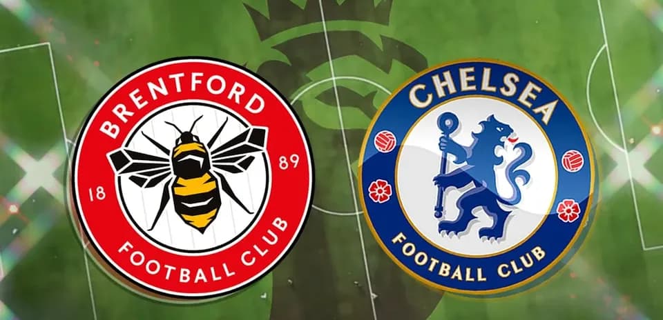 Logos de Brentford y Chelsea en campo de fútbol