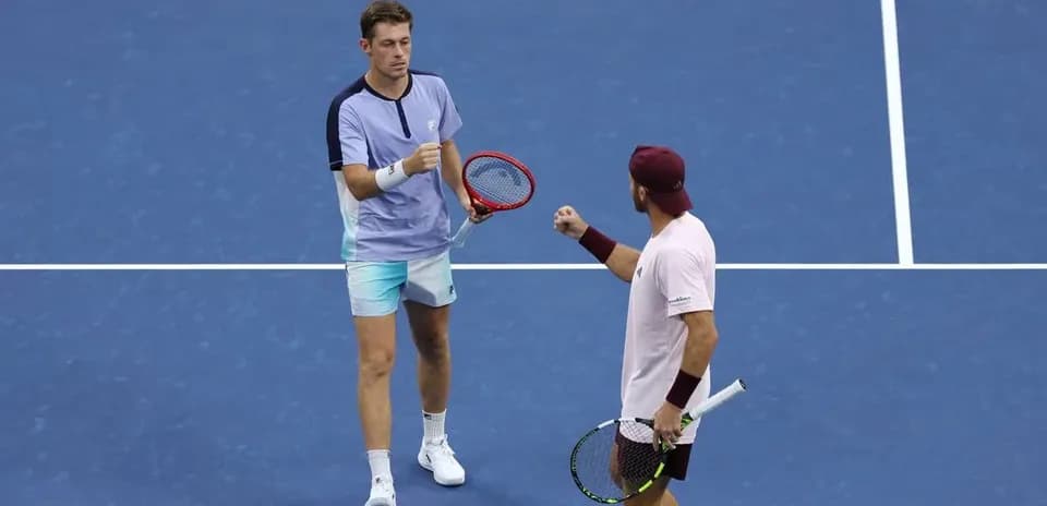 Jugadores de tenis celebrando en la cancha