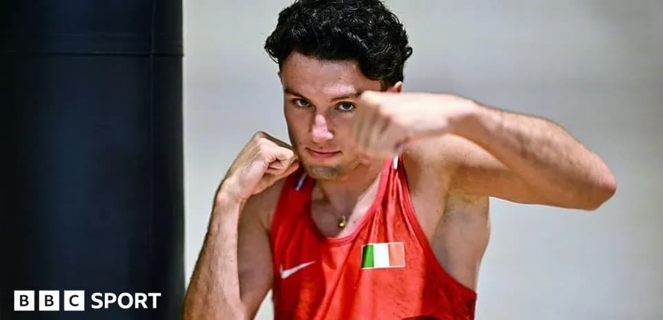 Boxeador entrenando con un saco de boxeo