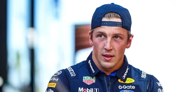 Piloto de Fórmula 1 en zona de paddock