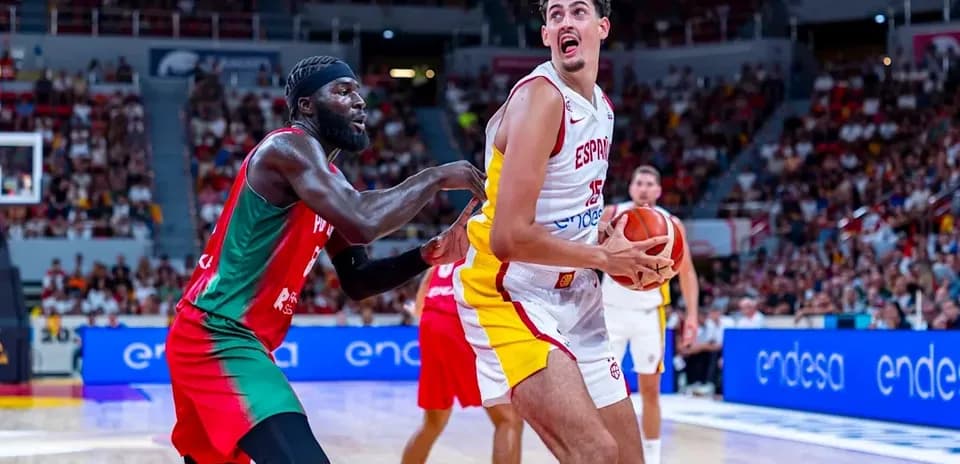 Jugador de España intentando avanzar con el balón