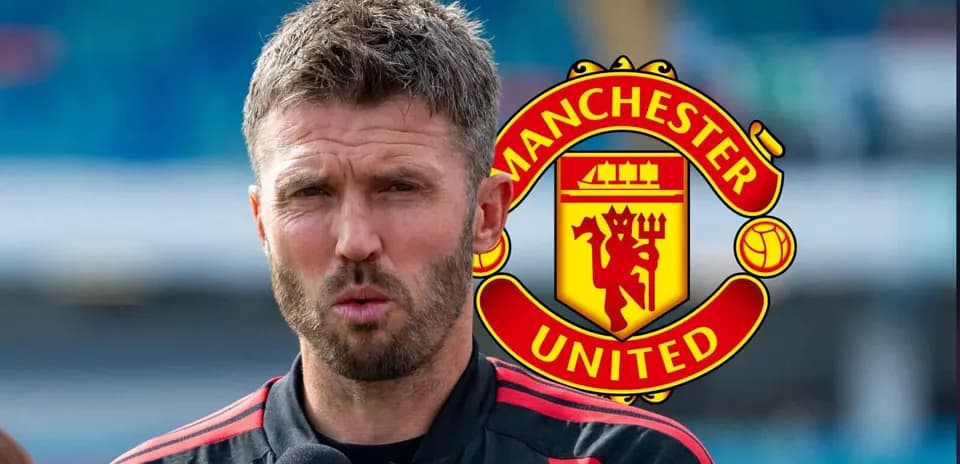 Entrenador hablando en rueda de prensa de Manchester United