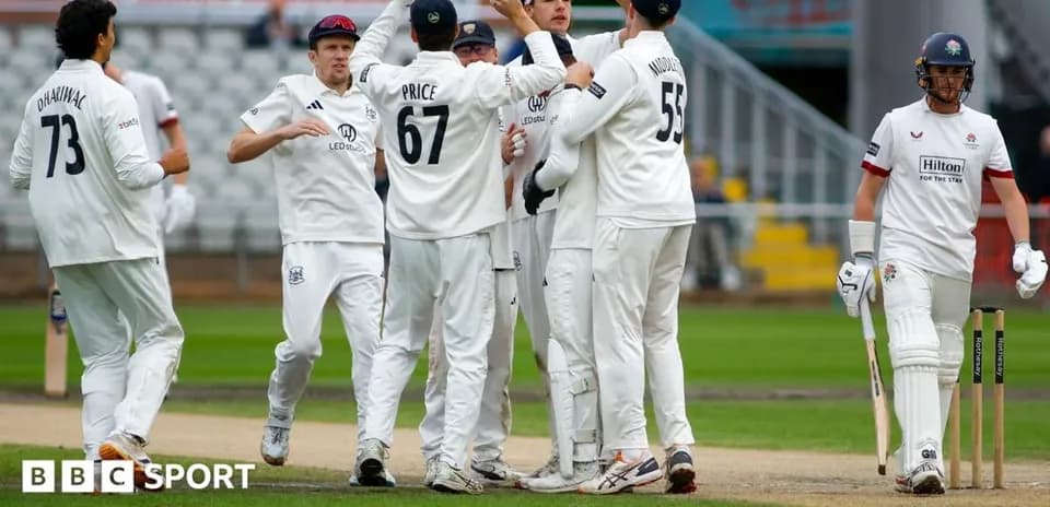 Jugadores celebrando un wicket durante un partido de cricket