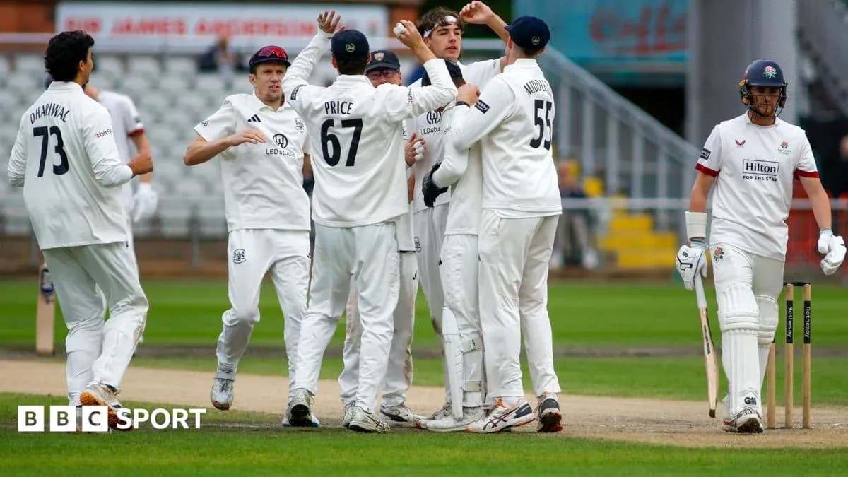 Jugadores celebrando un wicket durante un partido de cricket