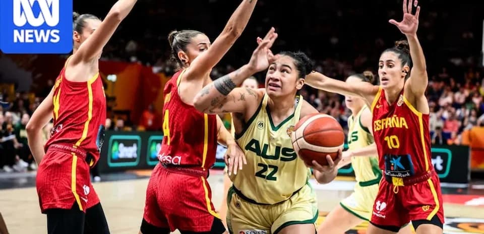 Jugadora australiana intenta anotar contra defensoras españolas