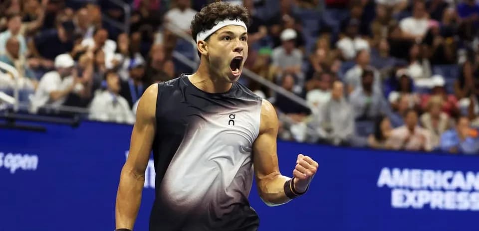 Jugador celebrando con un puño en el US Open