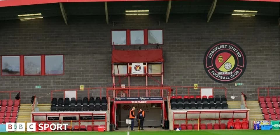 Vista del estadio de Ebbsfleet United y sus gradas