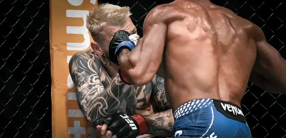 Luchador en combate dentro del octágono de UFC