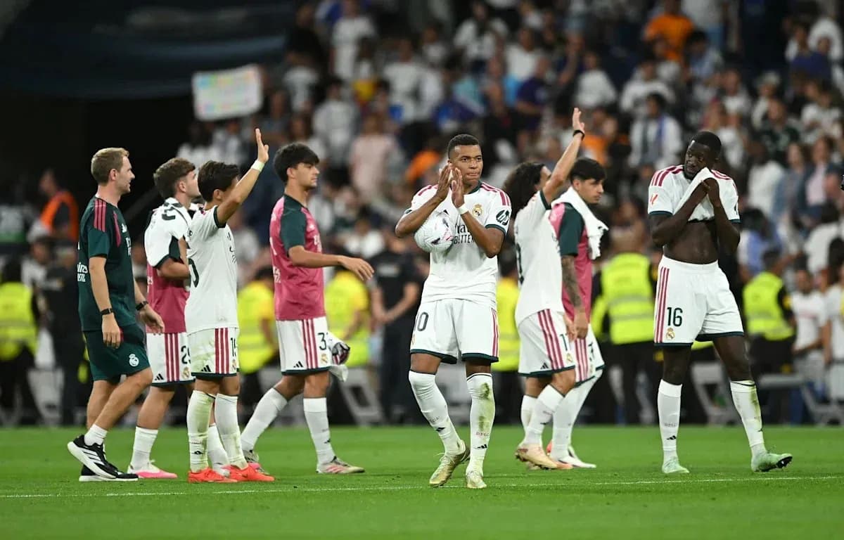 Jugadores de Real Madrid aplaudiendo tras el partido
