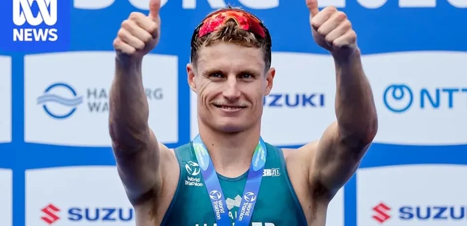 Atleta mostrando pulgares hacia arriba en podio