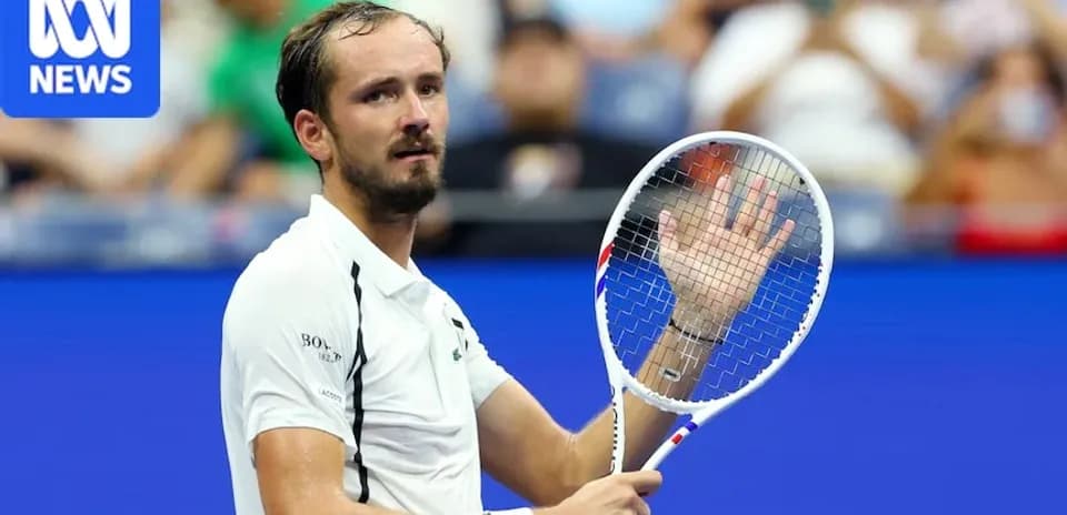 Jugador de tenis saludando con raqueta en mano
