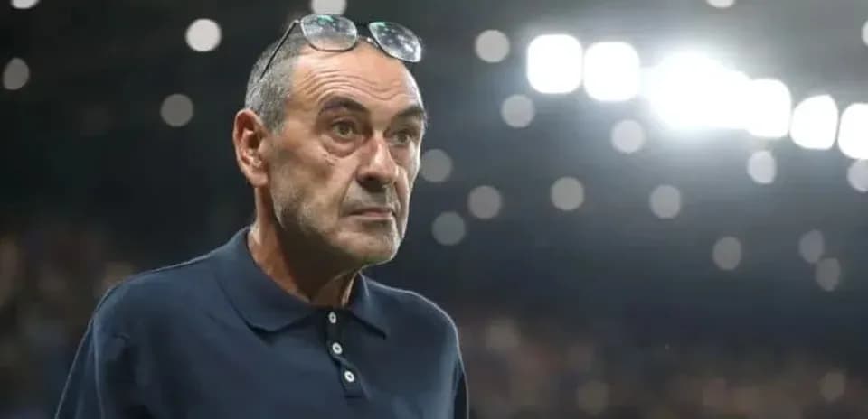 Entrenador observando el partido desde la línea