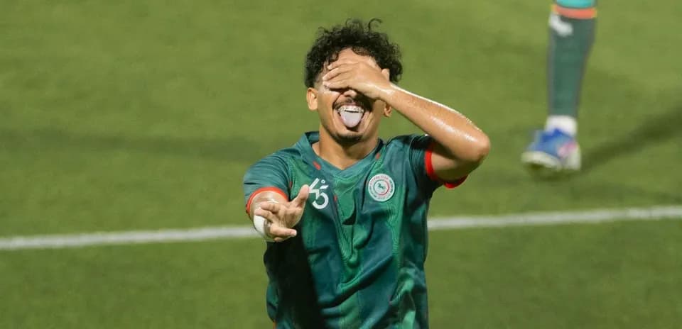 Jugador celebrando con la mano en la cara