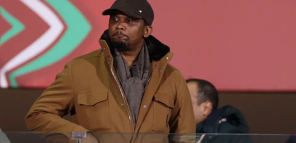Hombre observando un evento deportivo desde el palco