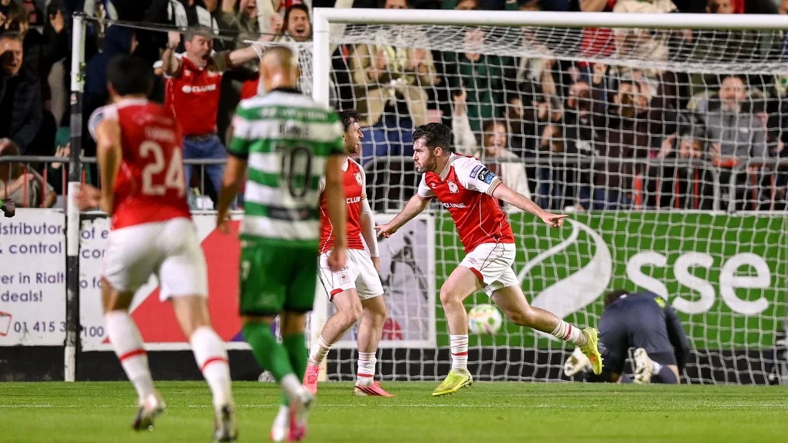 Jugador celebrando un gol en partido de fútbol