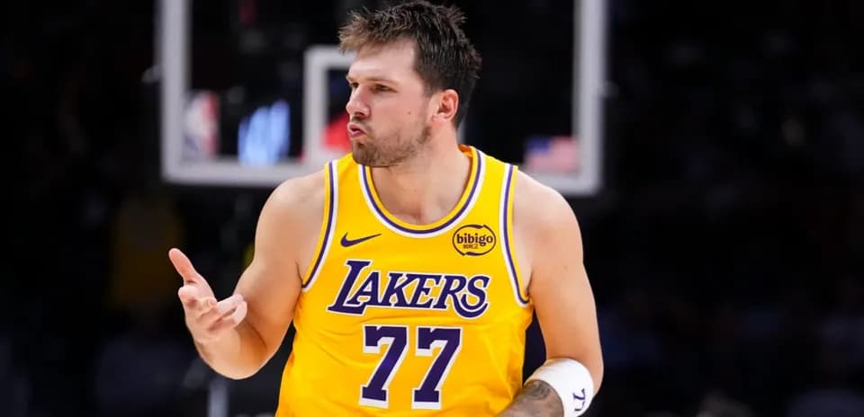 Jugador de baloncesto celebrando en la cancha