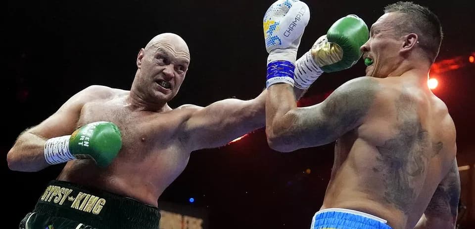 Boxeadores Tyson Fury y Oleksandr Usyk en combate