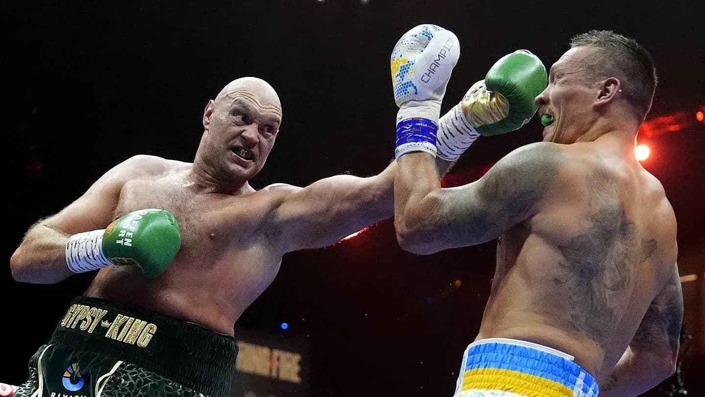 Boxeadores Tyson Fury y Oleksandr Usyk en combate